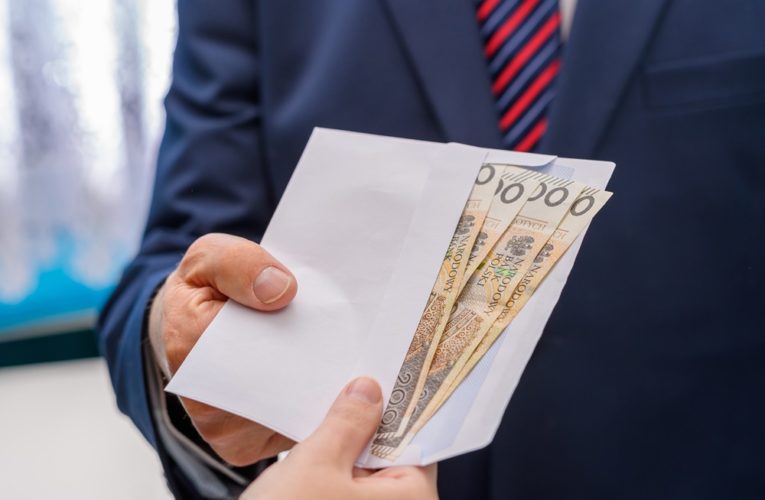 Komornik sądowy – jakie ma uprawnienia i jak przebiega postępowanie